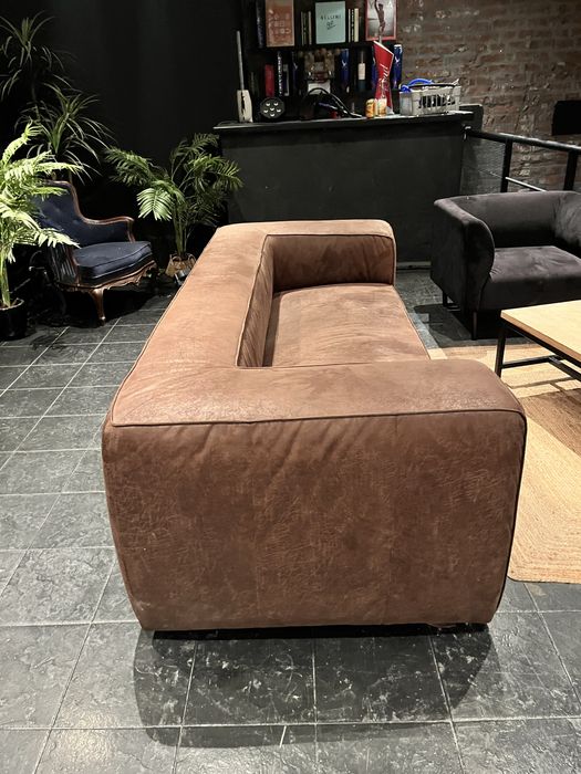 Sofá castanho para duas pessoas