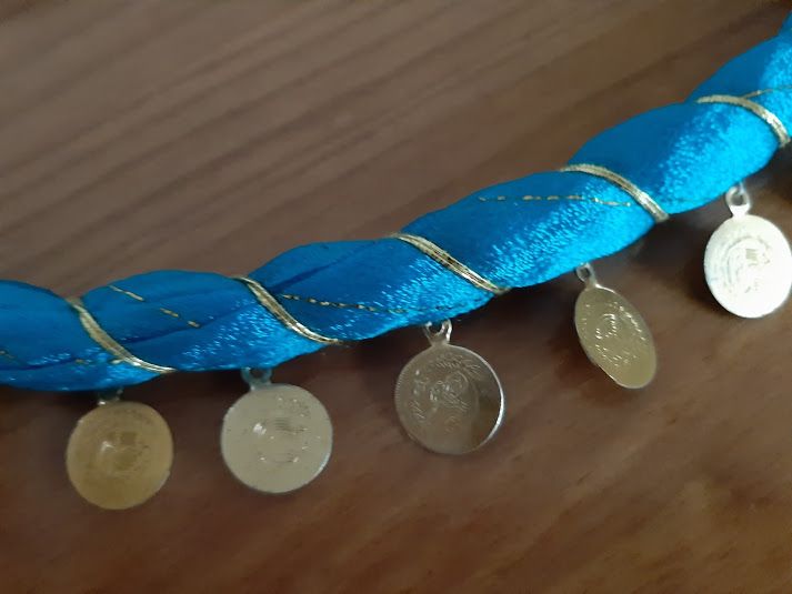 Lenço com medalhas douradas