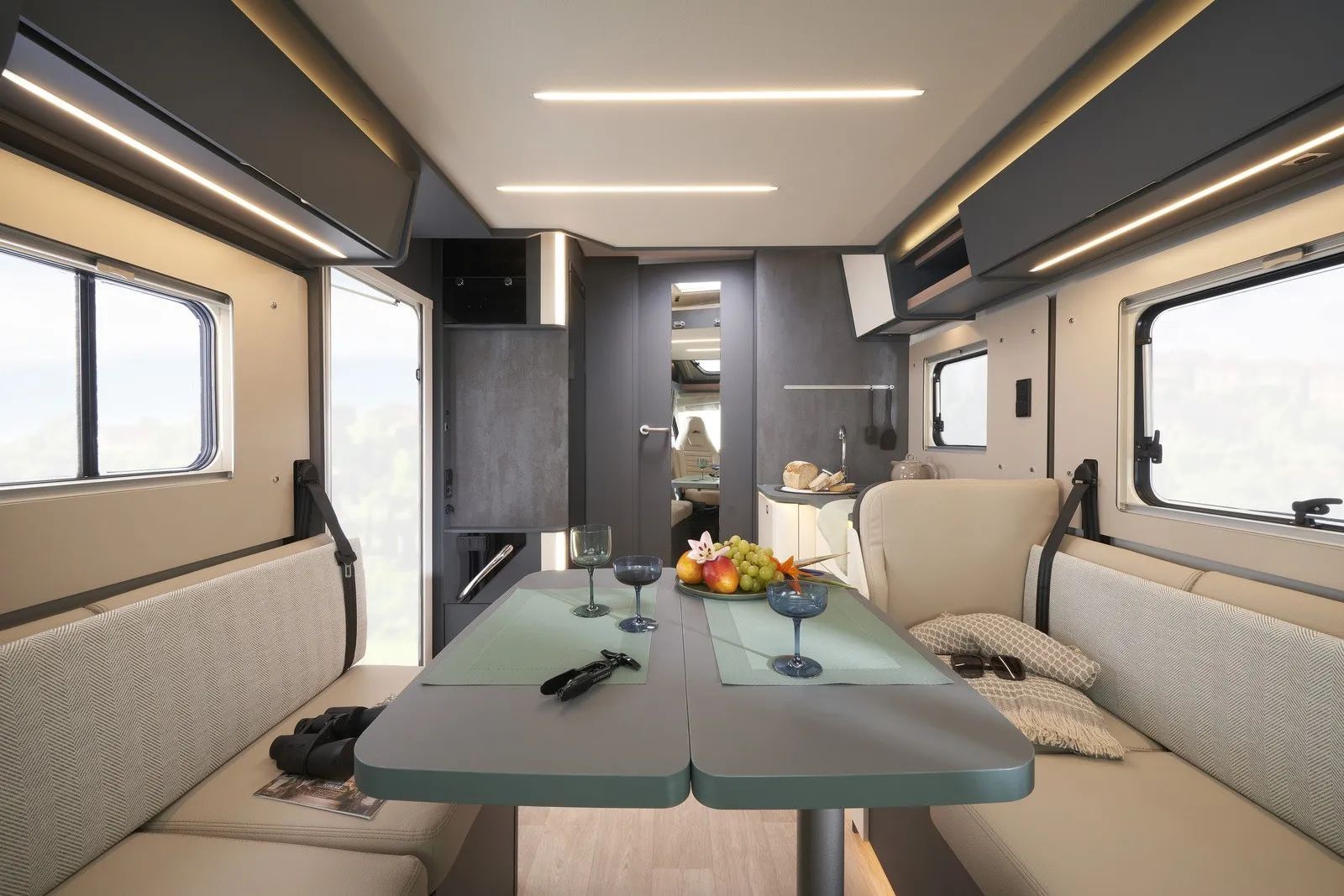 Laika KOSMO L 412 DS - Łóżko Królewskie  Dostępny od 21 lipca / Salon Face2Face + łóżko Queen Bed / Automat