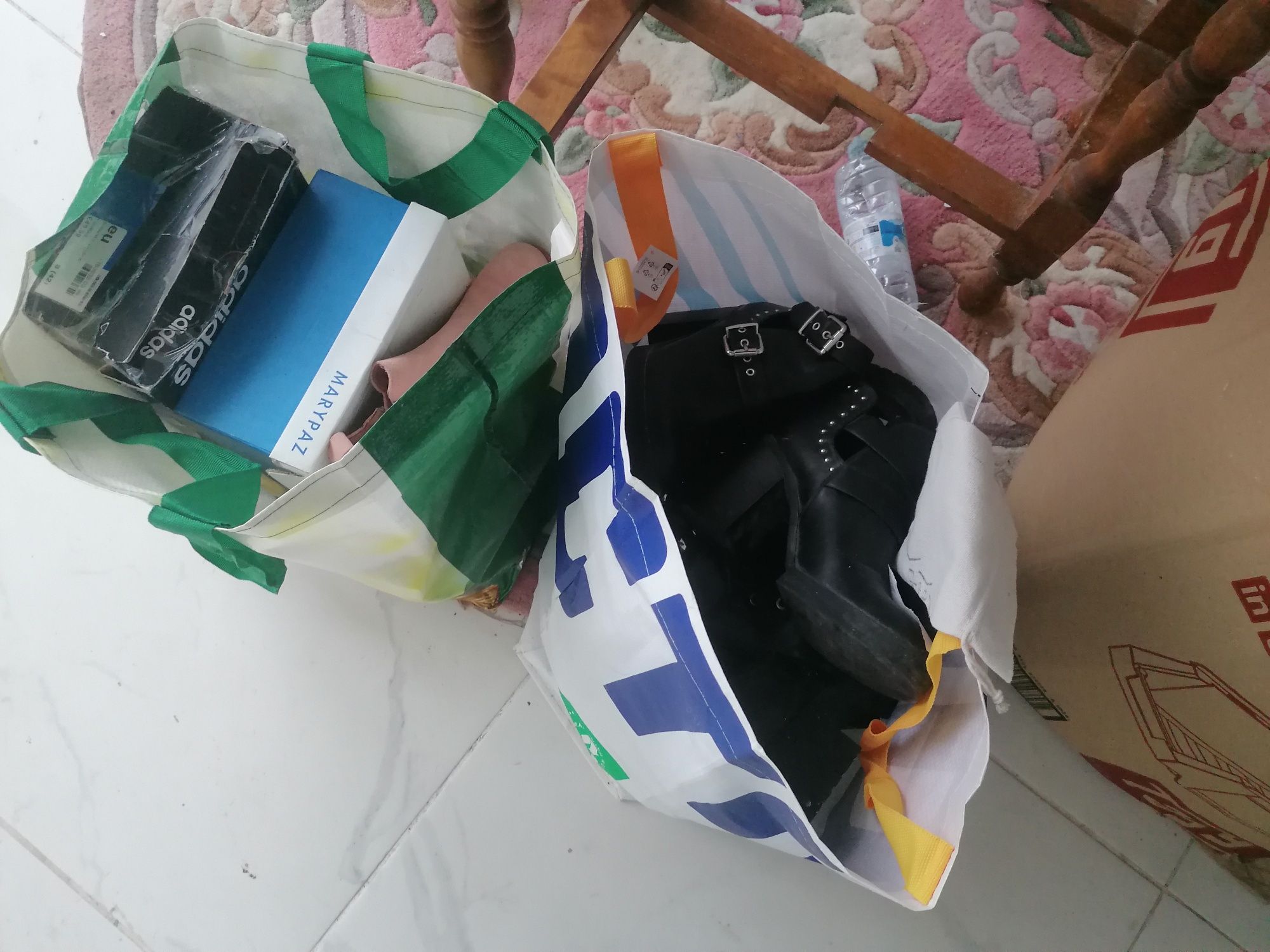 Caixote e sacas de calçado e roupa