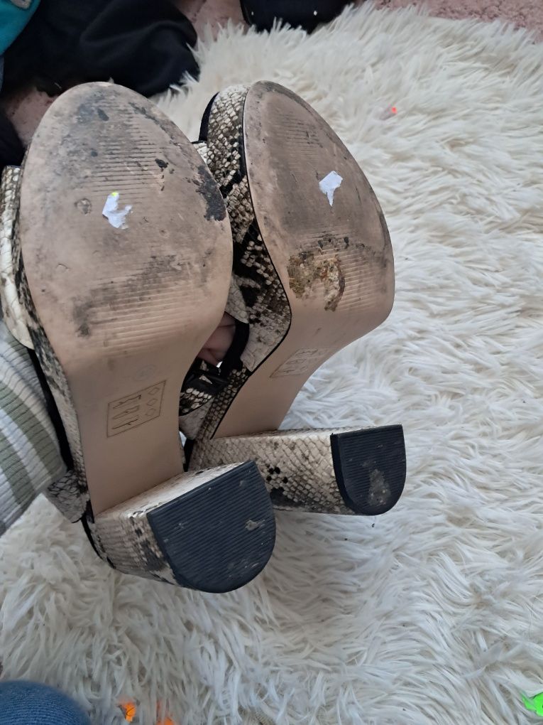 Buty na grubym obcasie office London wężowy wzór