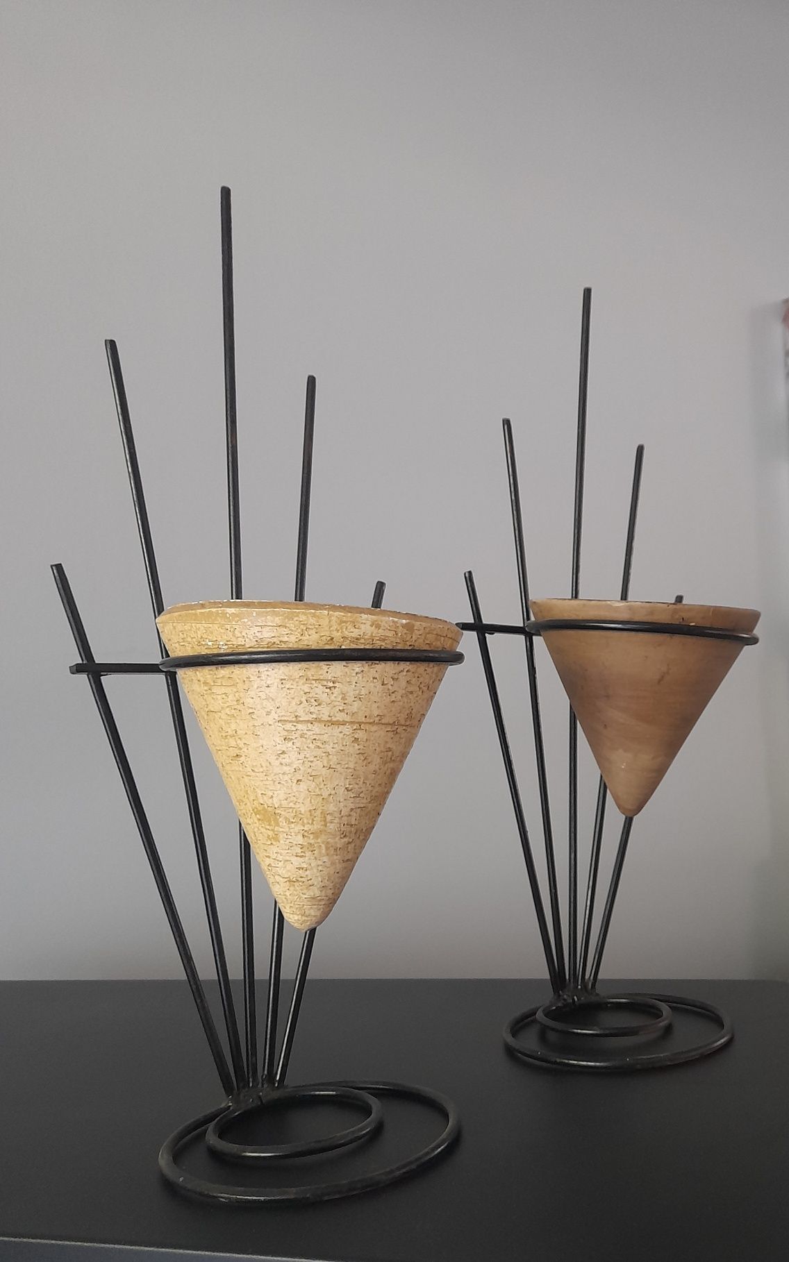 Soportes com vasos decorativos