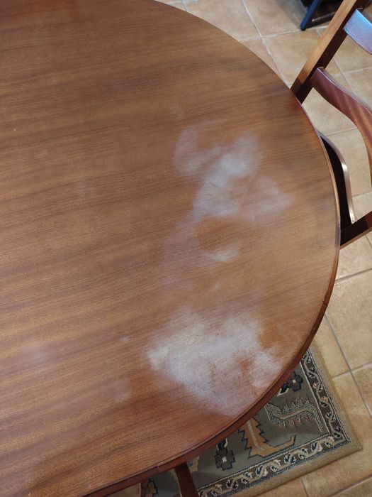 Mesa de madeira com 6 cadeiras