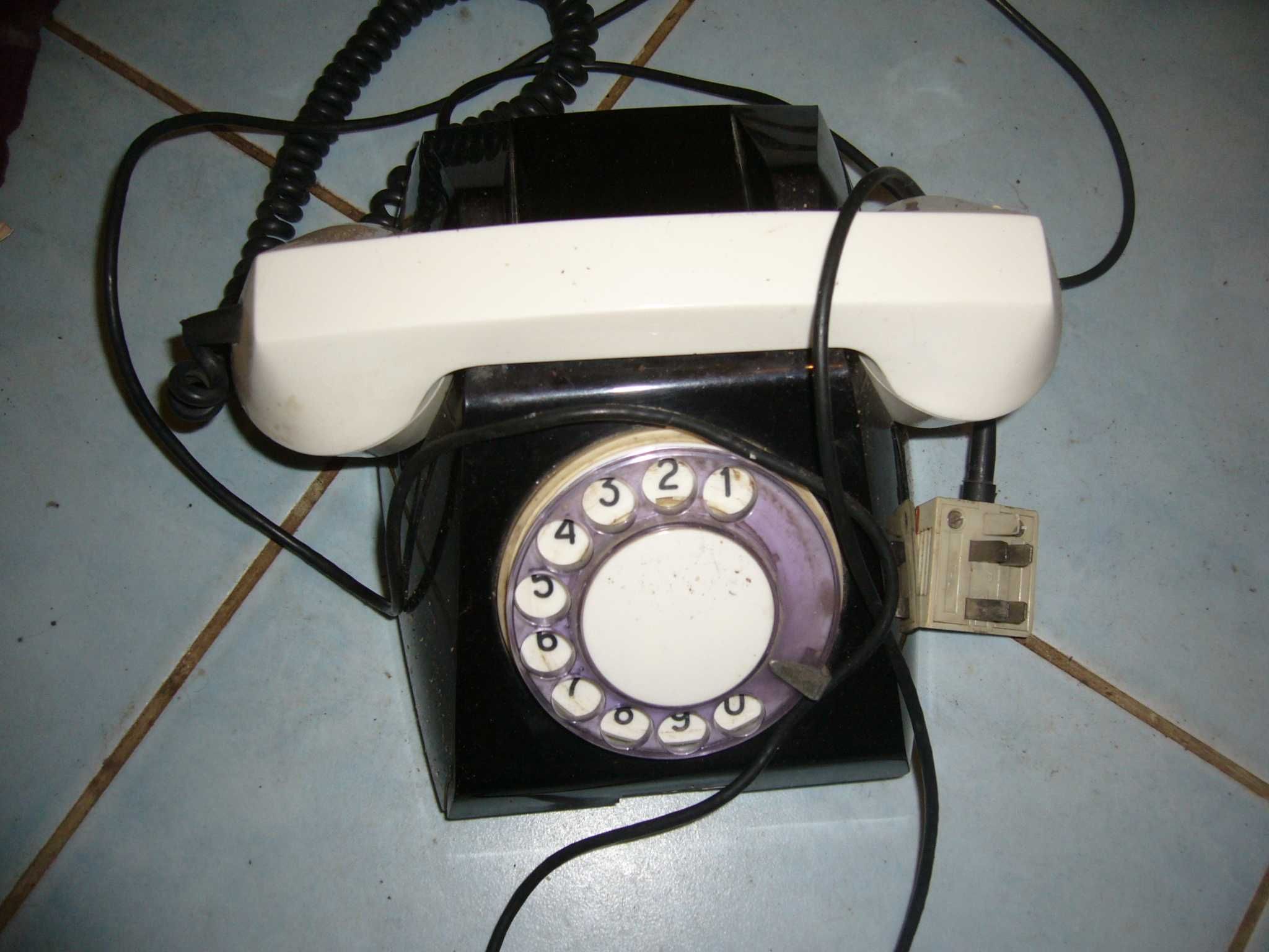 Телефоны, корпуса телефонных трубок, диск на телефон.