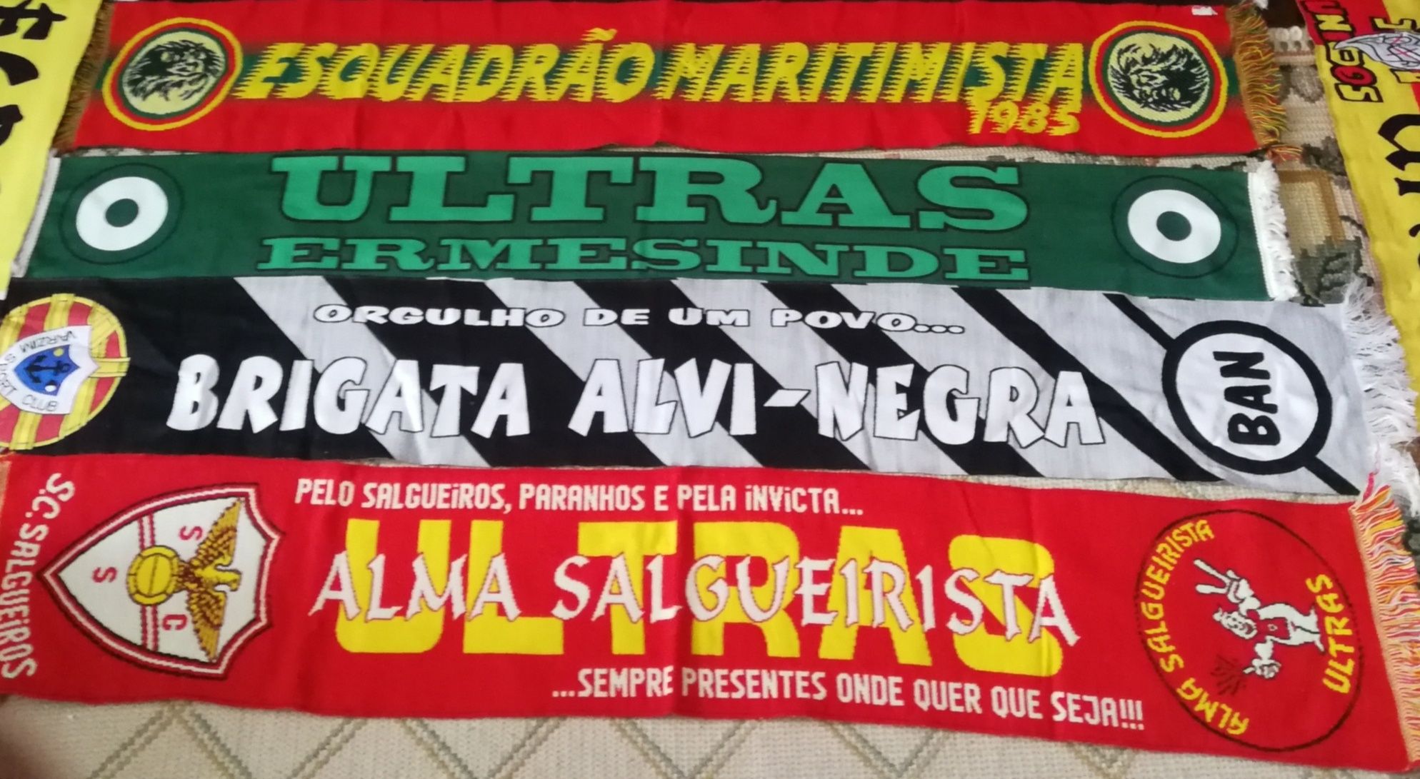 9 Cachecóis de várias claques de Futebol