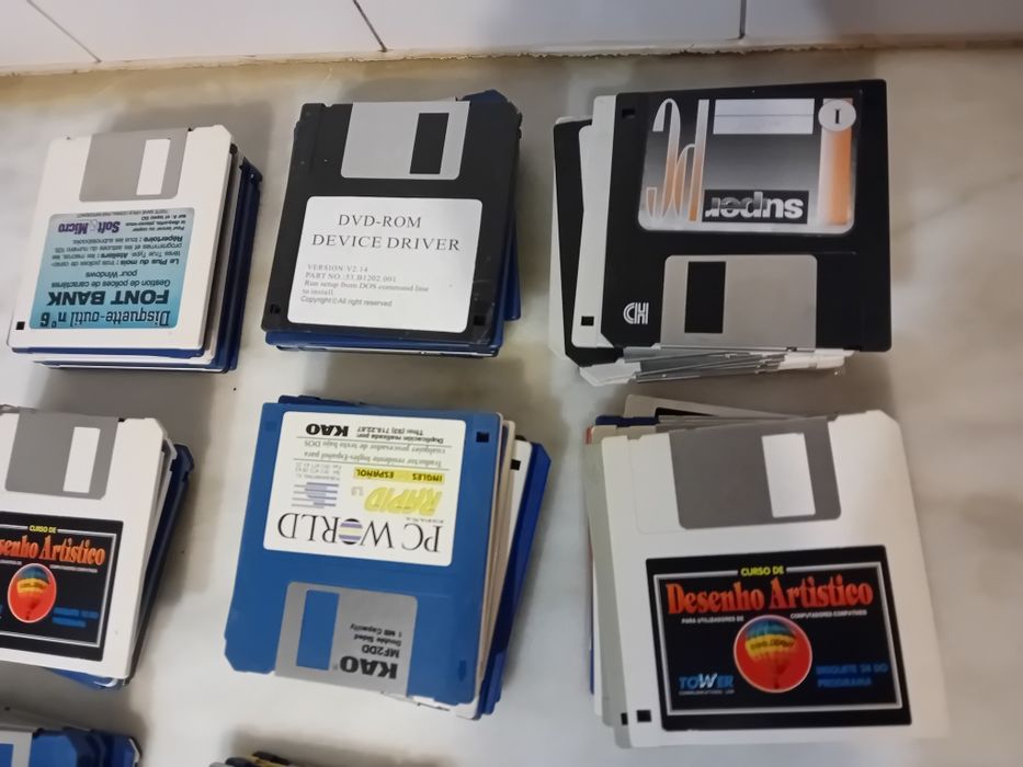 Conjunto de 75 Disquetes 3.5 DD