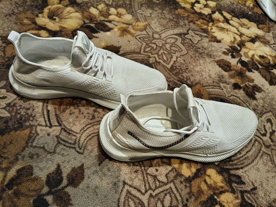 Білі кросівки сітчасті