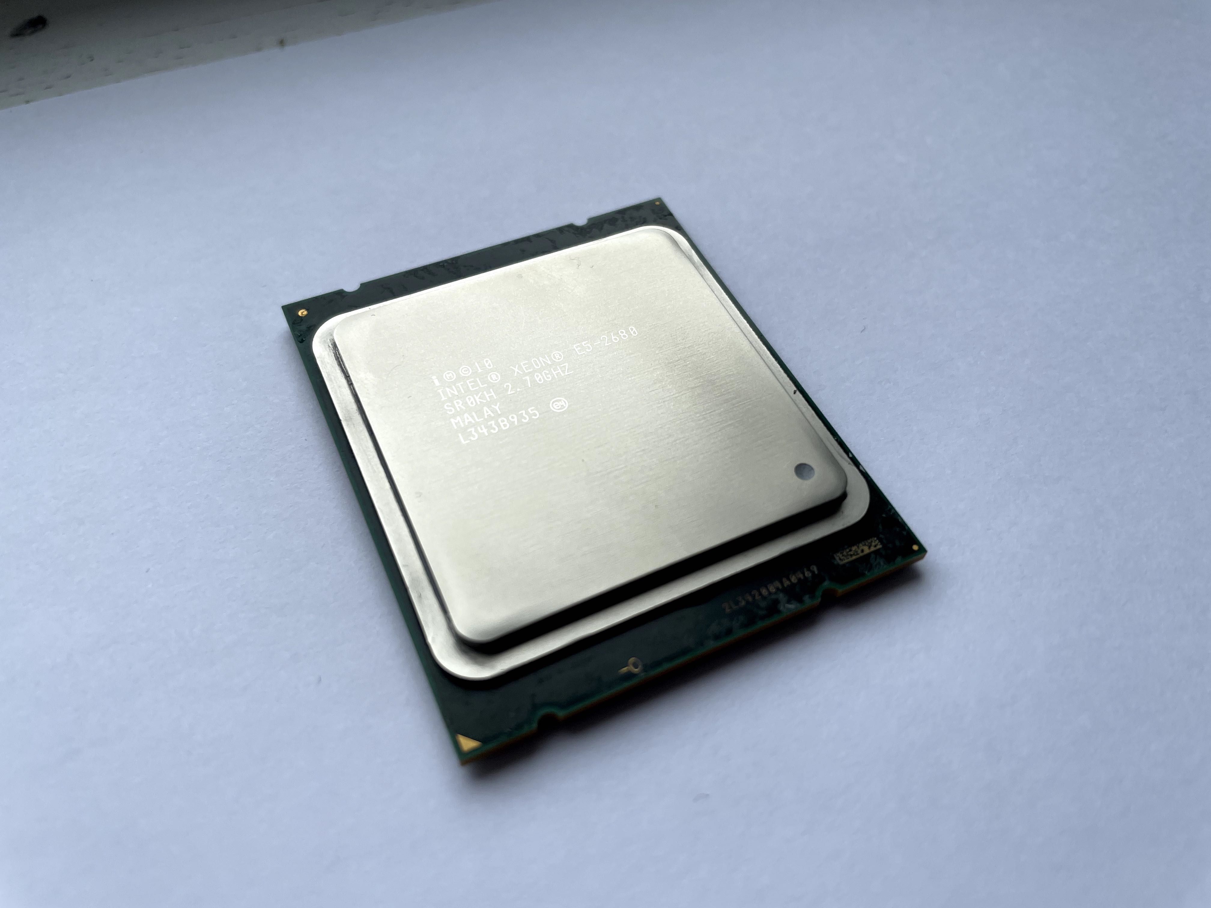 Процесор Intel Xeon E5-2680 (8 ядер, 2.7 ГГц, LGA 2011)