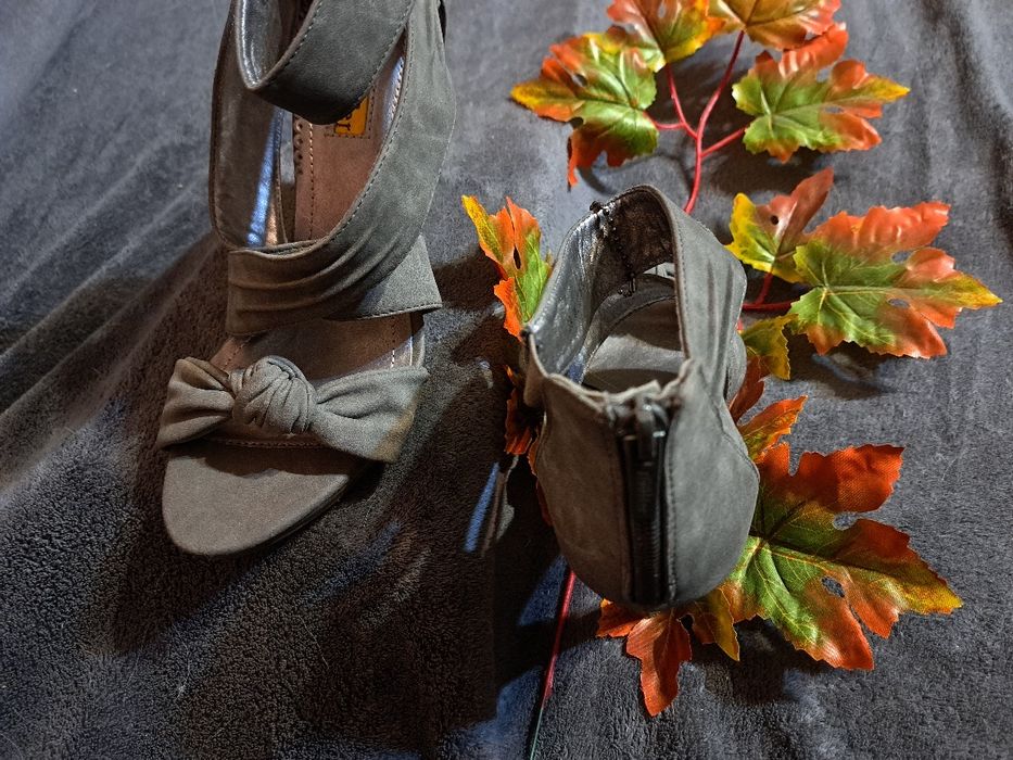 Nowe szare buty marki Jennifer