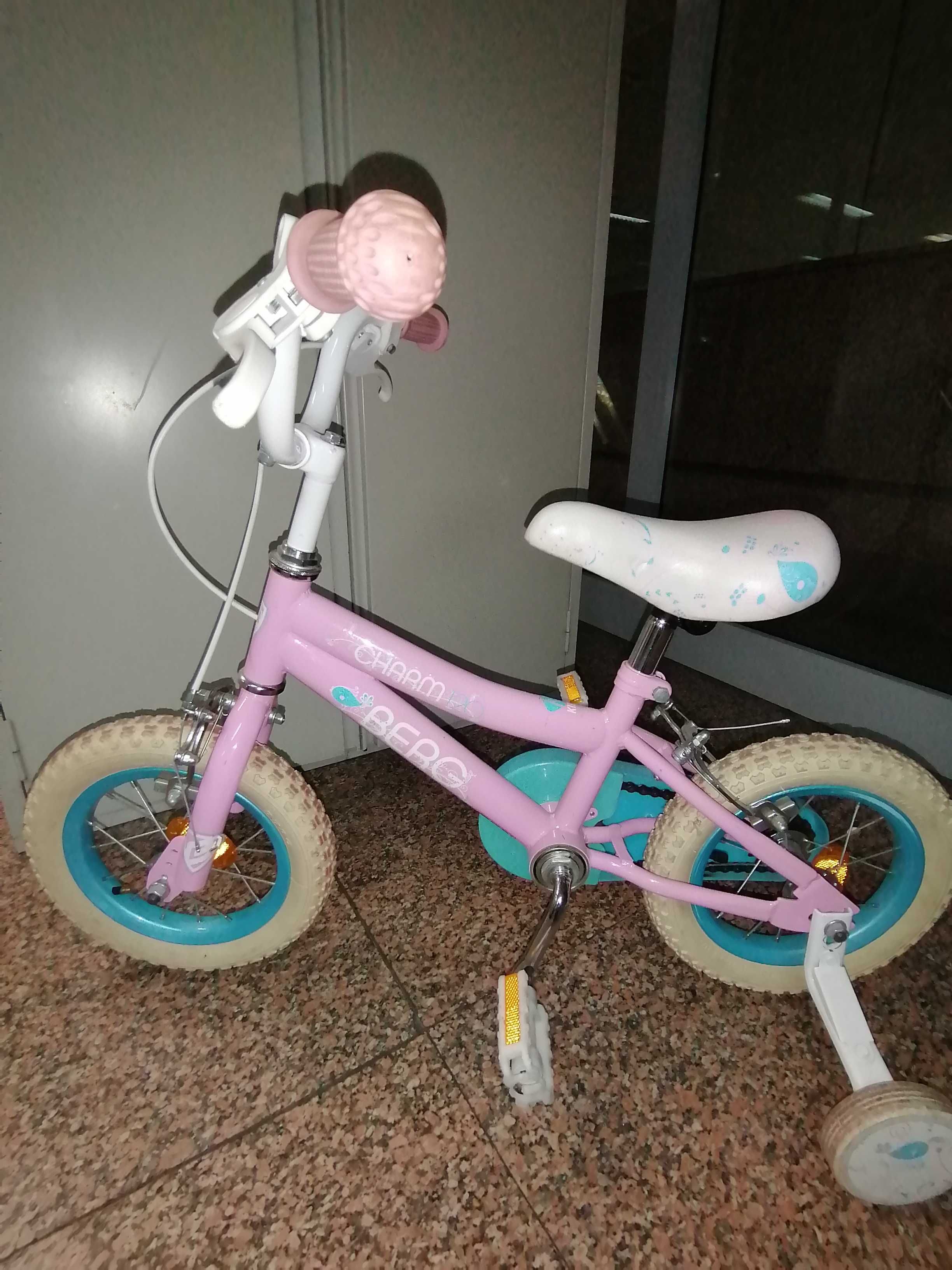 Bicicleta de criança com rodas de apoio