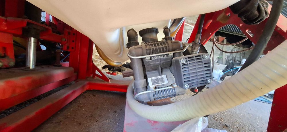 Opryskiwacz Agromehanika, 1200 litrów. Belka 18 metrów. Uszkodzony