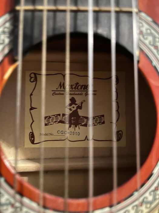 Продам гітару Maxtone