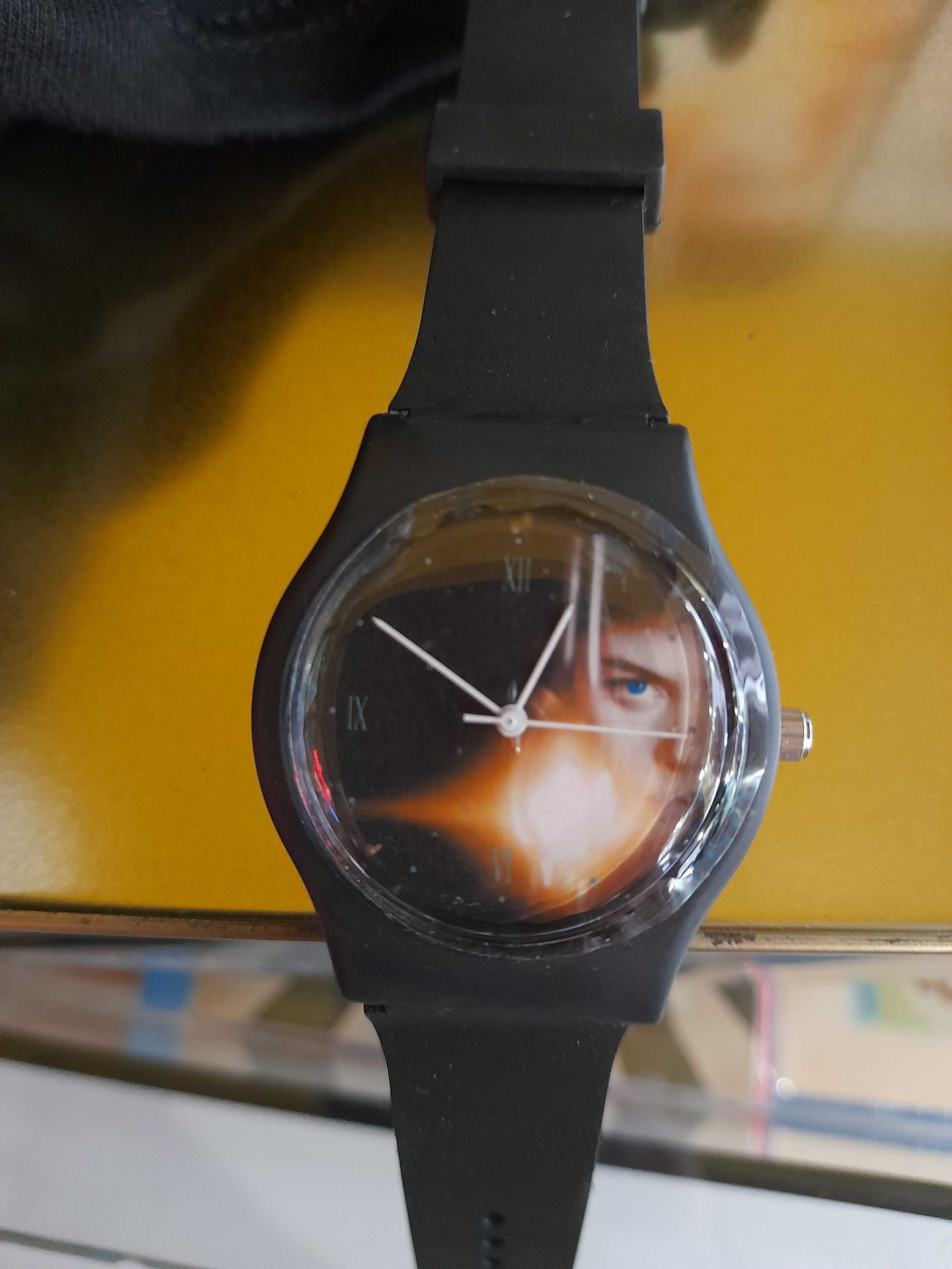 Latas de filmes com relógio e t-shirt (preço por caixa)