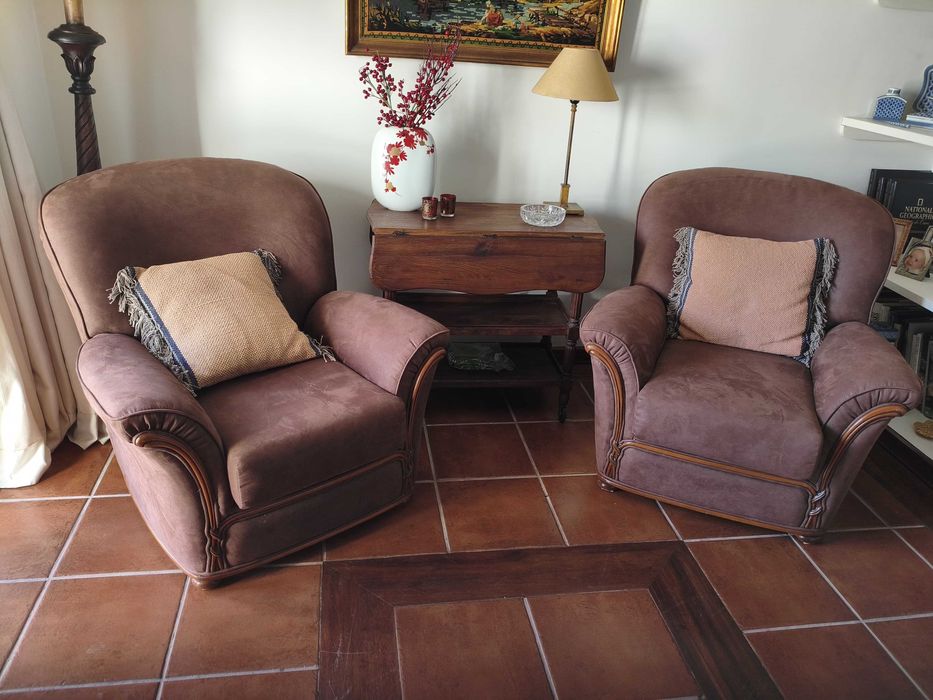 Conjunto Sofá + Poltronas em Pele - Estilo Clássico, Forrado de Novo