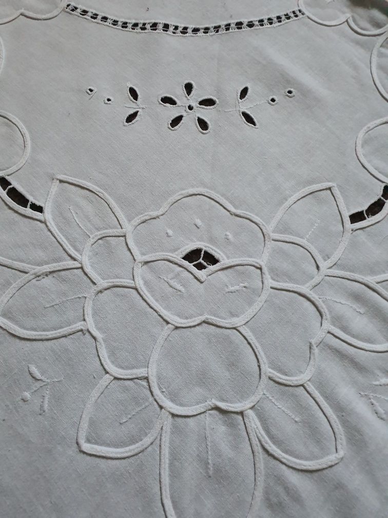 obrus biały ręcznie haftowany  richelieu do kolekcji