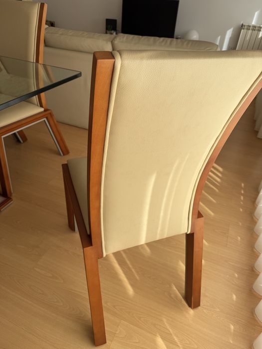 Mesa e cadeiras de jantar