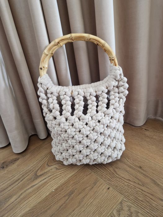 Makramowa torebka z bambusowymi uchwytami