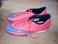 Chuteiras Nike Turf 
Nike Mercurial
Usadas uma vez... 
Não me servem!!