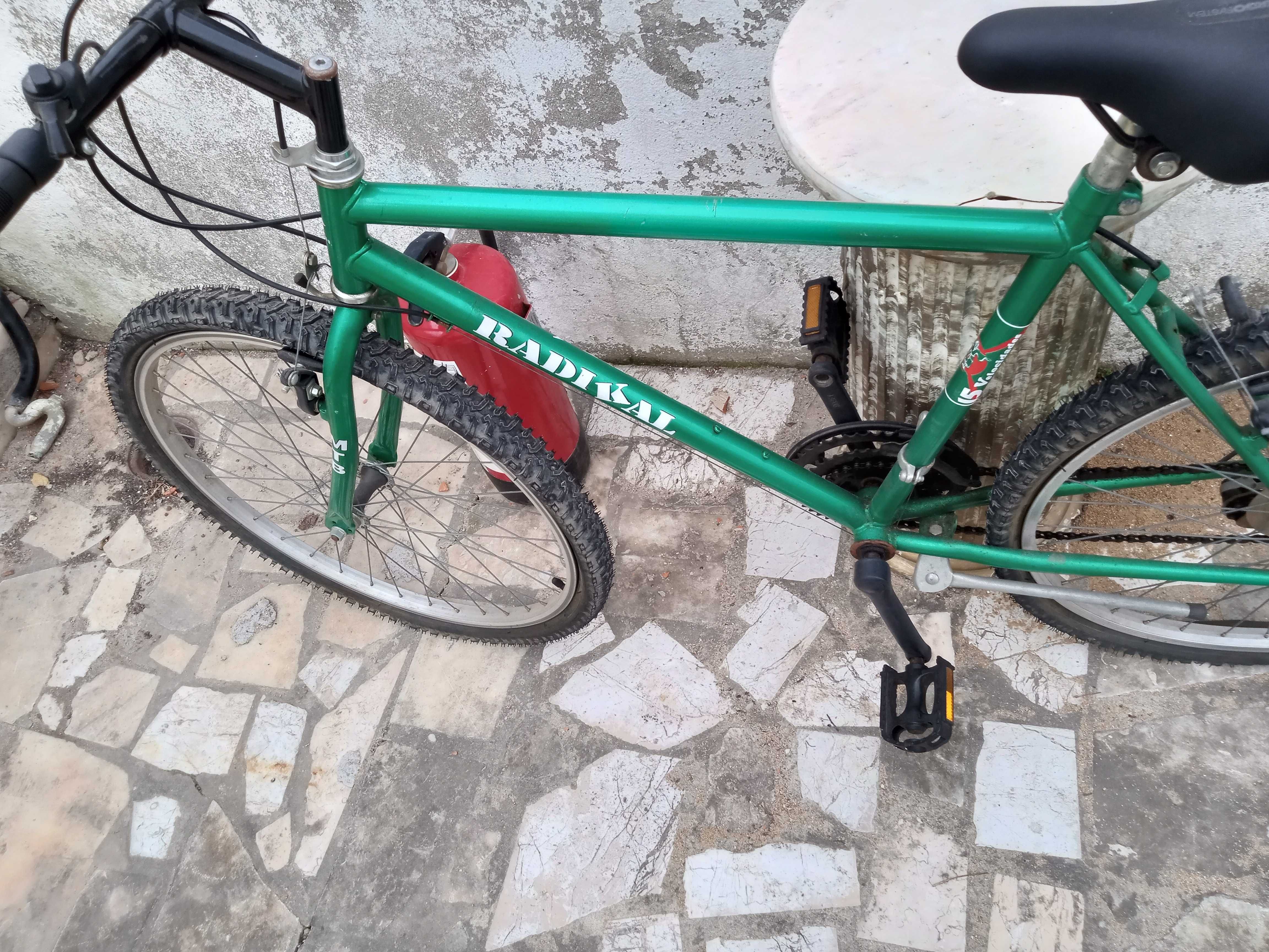 Bicicleta usada bem conservado