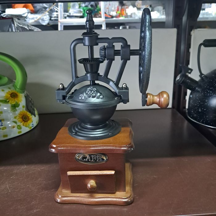 Młynek ręczny do kawy z kołem w stylu retro vintage