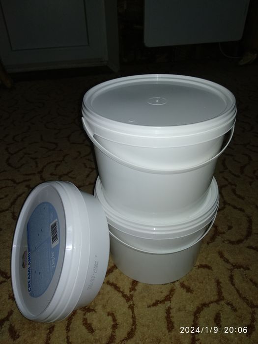 Пластикові відра з кришками