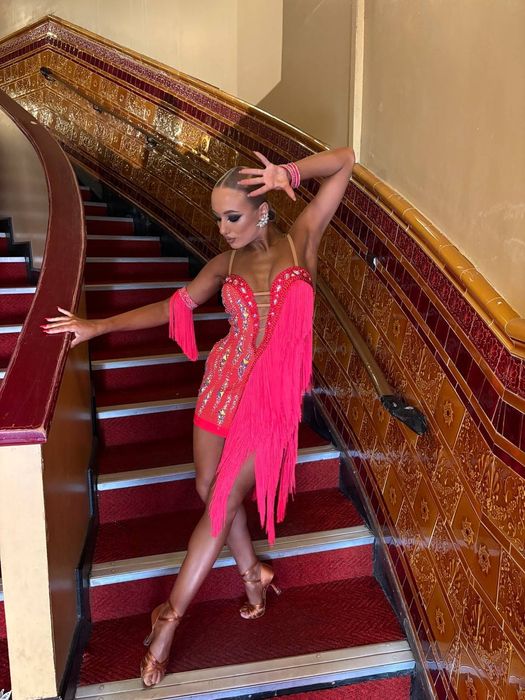 Сукня для латини червона.