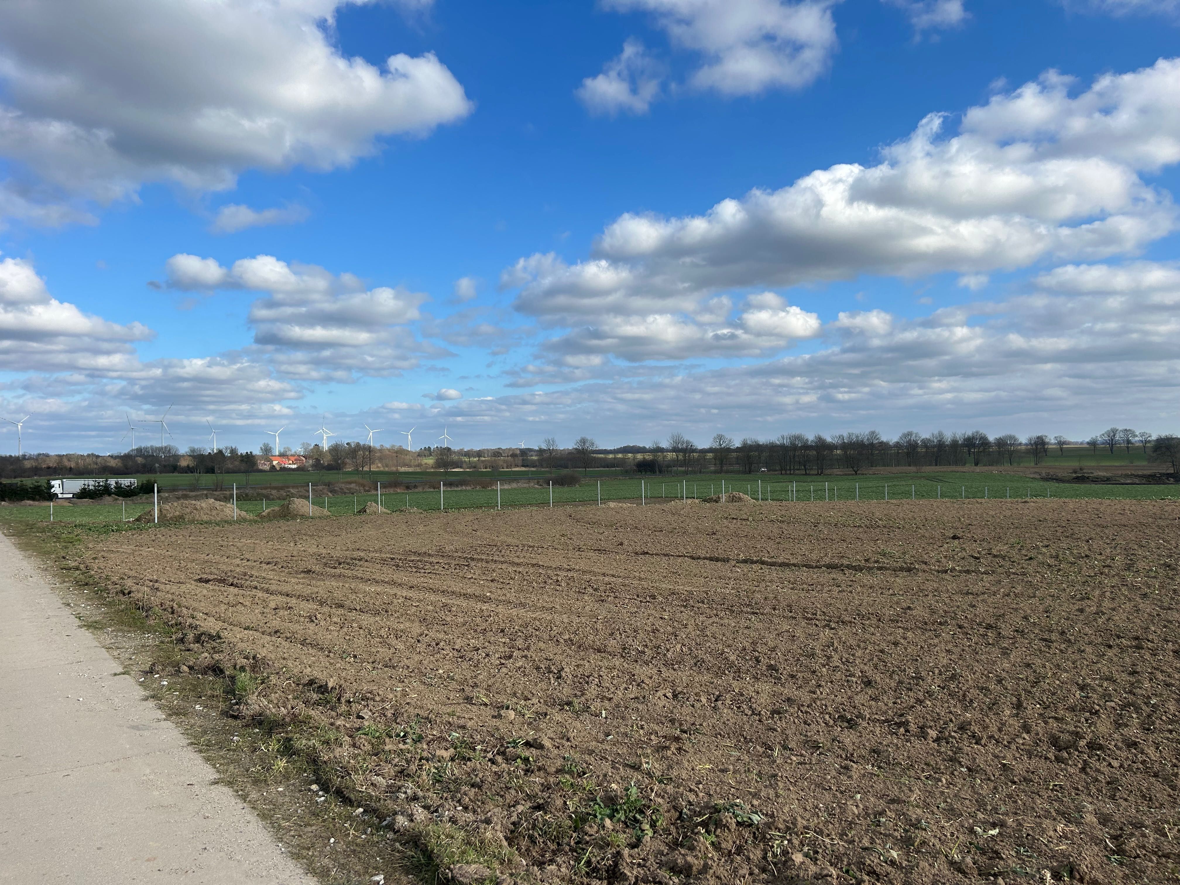 Działki budowlane  , nowa droga , oświetlenie , media .