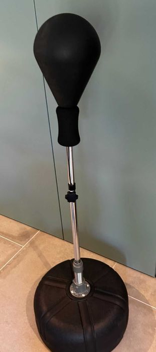 Saco de boxe de pe para praticar em casa