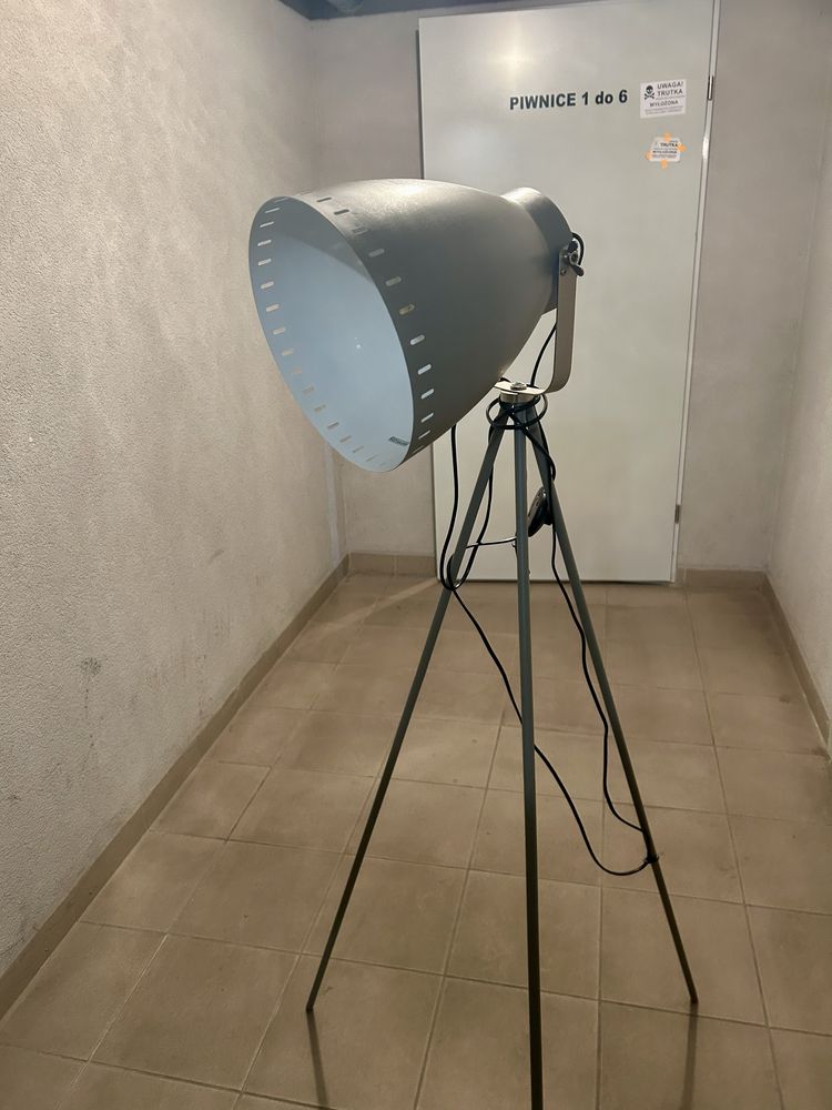 Lampa stojąca do salonu
