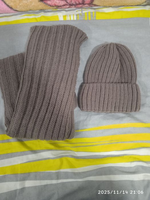 Шапочка нова із шарфиком коричнева на 12 14 років