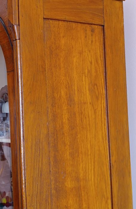 Старинный шкаф дерево