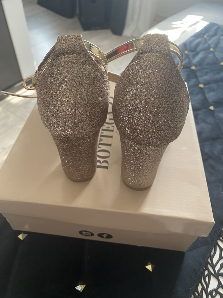 Buty na słupku złote