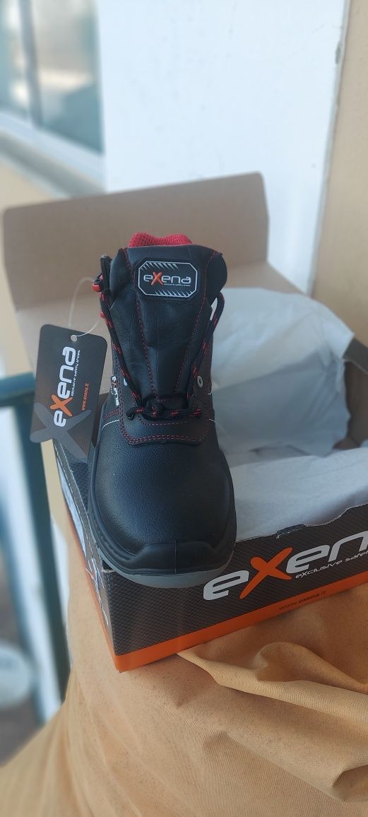 2 pares de Botas novas e Fato impermeável const. civil