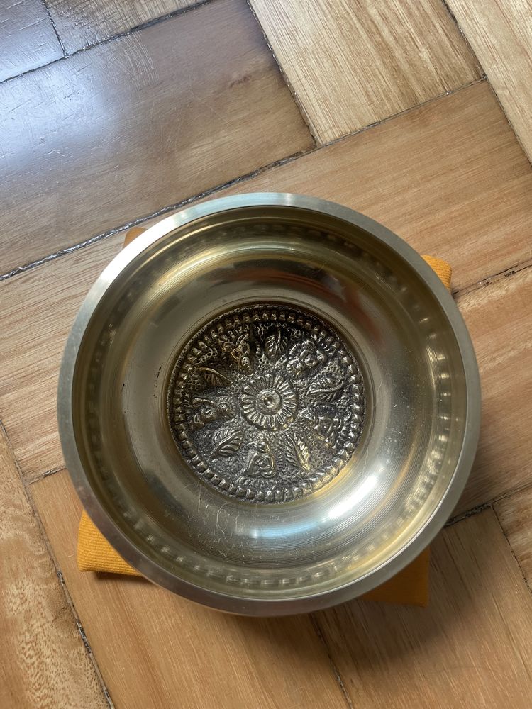 Taça tibetana dourada