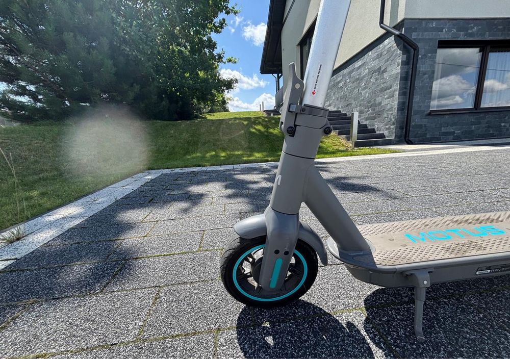 Hulajnoga elektryczna MOTUS SCOOTY 10 z kierunkowskazami