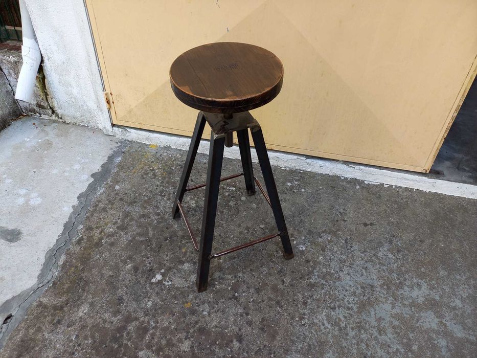 Banco Alto em Ferro com Apoio para os Pés