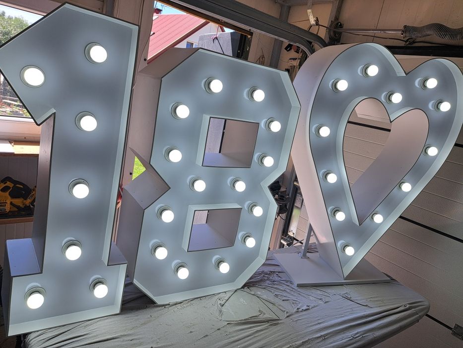 Cyfra 18 osiemnastka czarna biała podświetlana