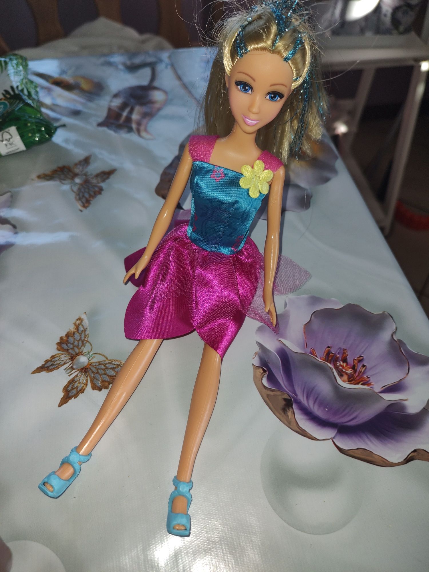 Lalka Barbie na obcasach