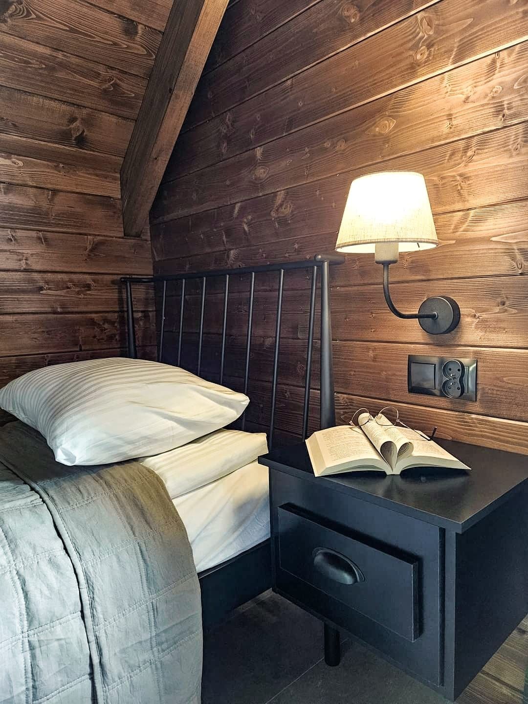Domek z balią pod skałą, Pieniny, Krościenko