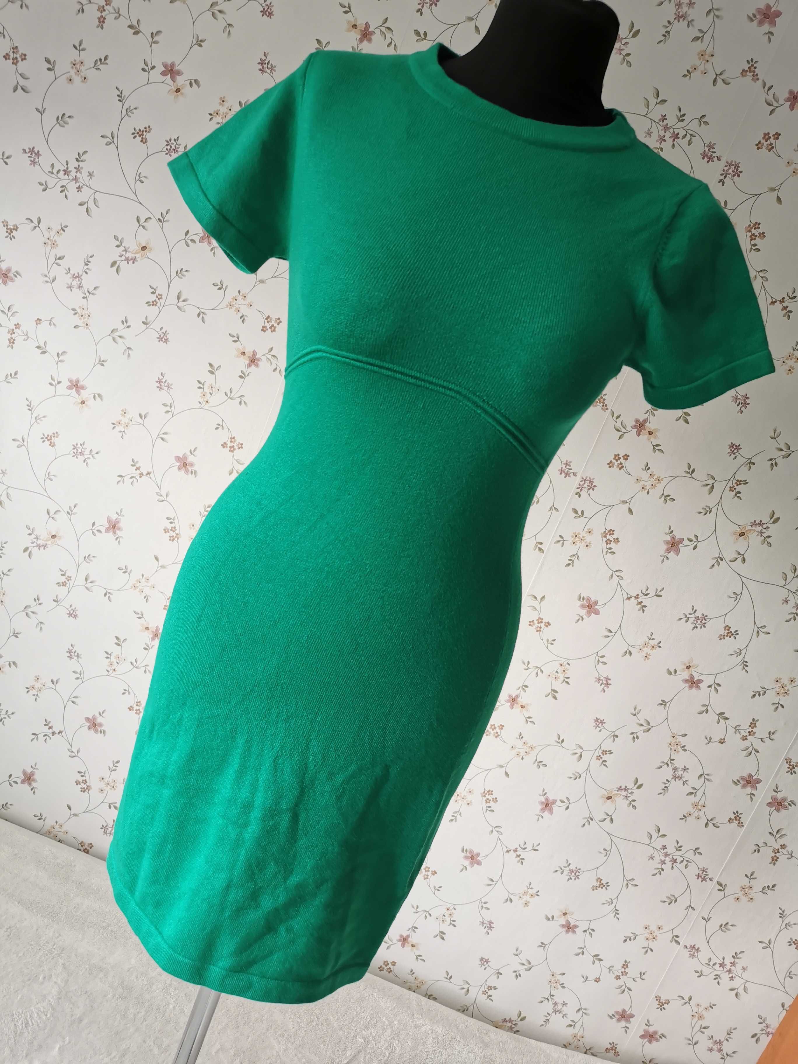 Zielona, dopasowana sukienka urocza