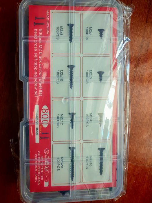 Caixa com 800 parafusos