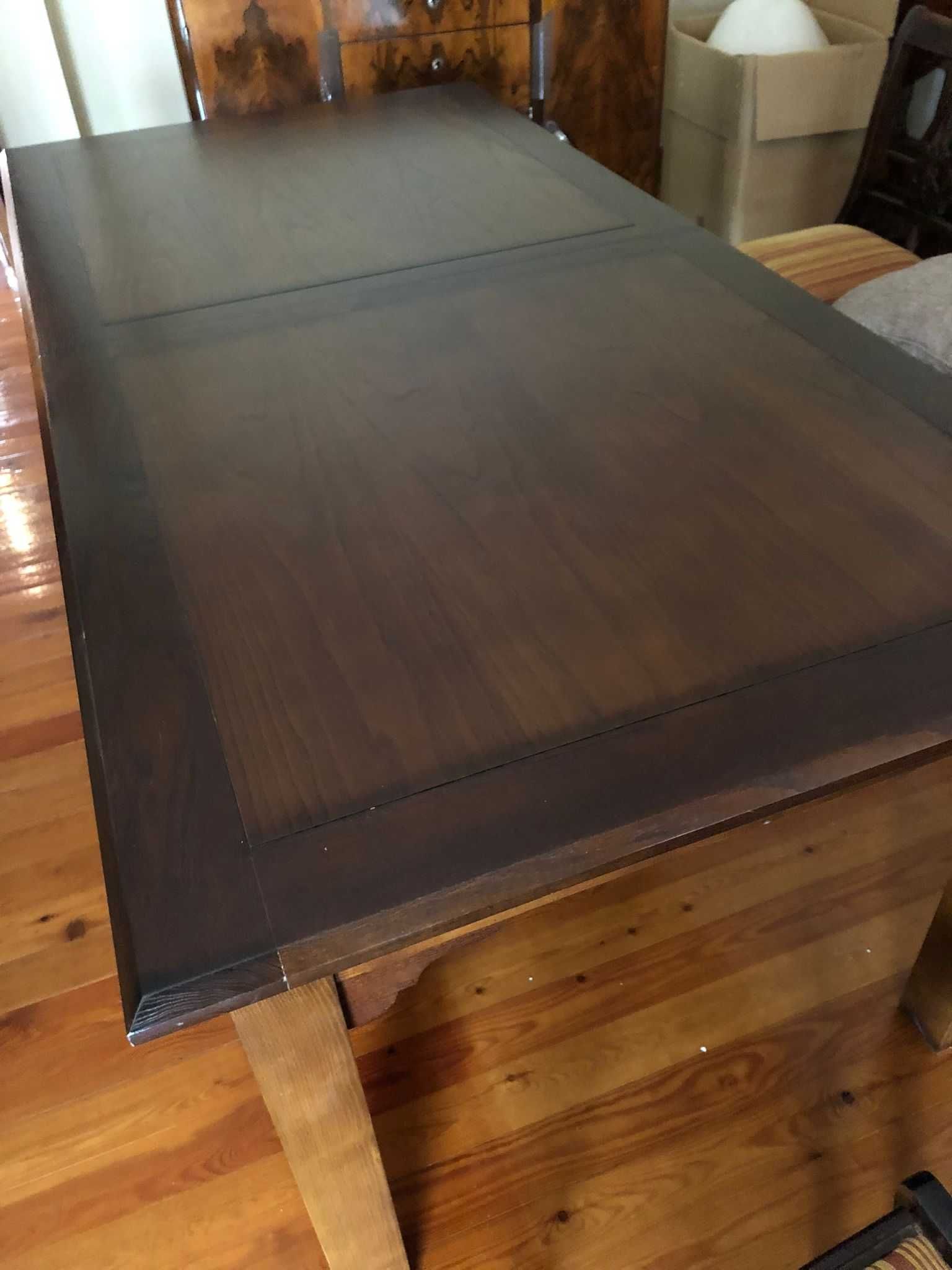 Mesa de jantar de madeira
