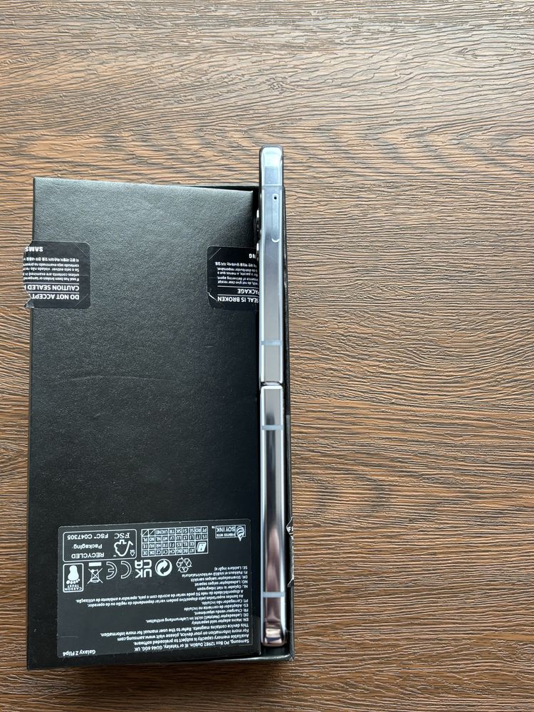 Samsung Galaxy Z flip 4 8/256 в ідеальному стані