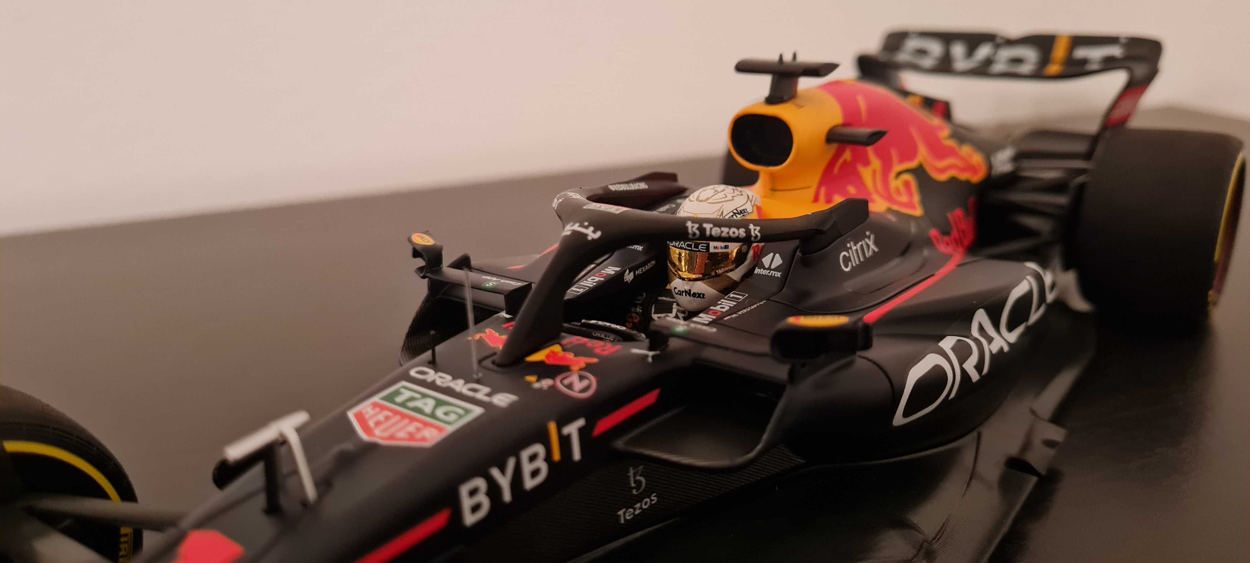 Red Bull RB18 #1 Max Verstappen - Campeão 2022 - 1/18 Minichamps