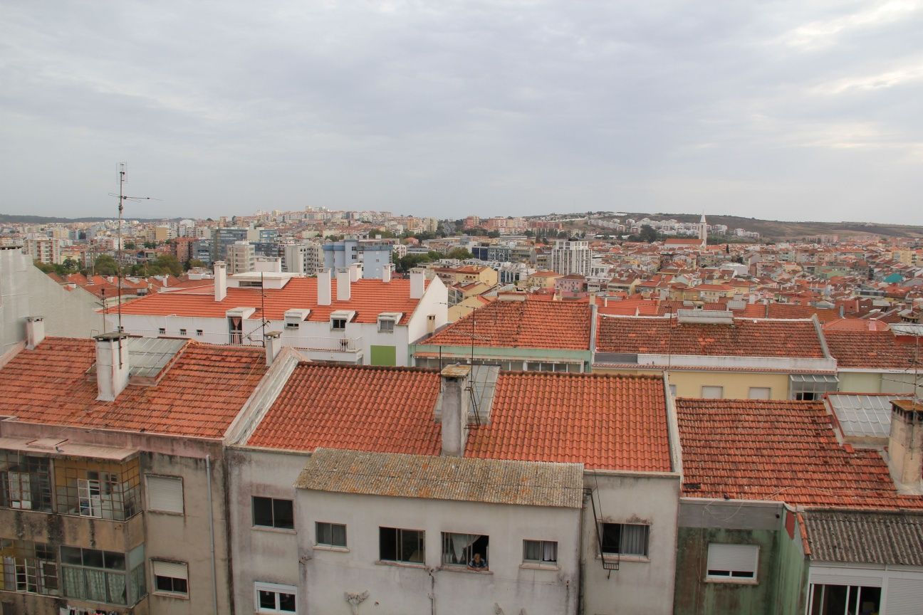 Apartamento T3 + Quintal + Cave - Mina Água, Amadora