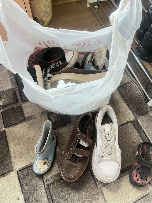Віддам безкоштовно пакет взуття