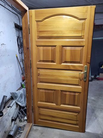 Piękne drzwi drewniane wejściowe.
