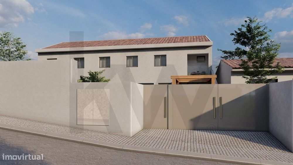 Moradia geminada T2+1 em fase final de reconstrução - preço final ao p