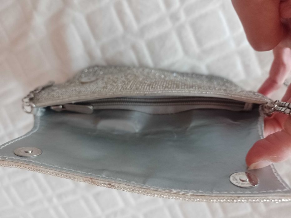 Bogato zdobiona torebka wieczorowa z Londynu, kuferek