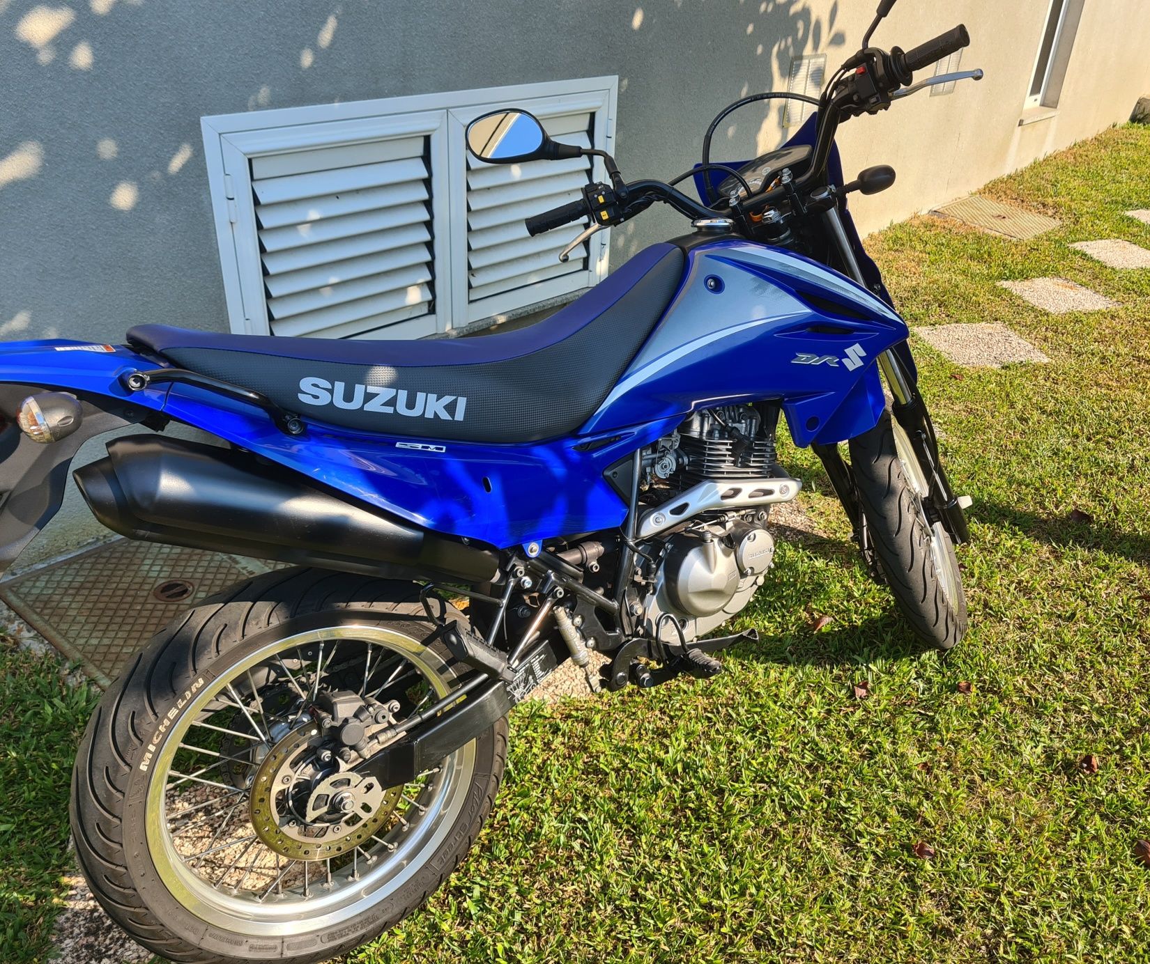 Vendo Suzuki DR 125SM original com oferta escape rendimento completo.